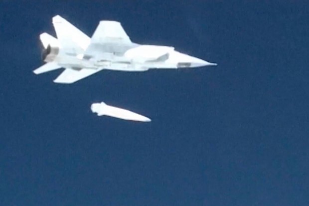 A Russian MiG-31 fighter jet releases the new Kinzhal hypersonic missile during a test at an undisclosed location in Russia (Photo: March 2018). 