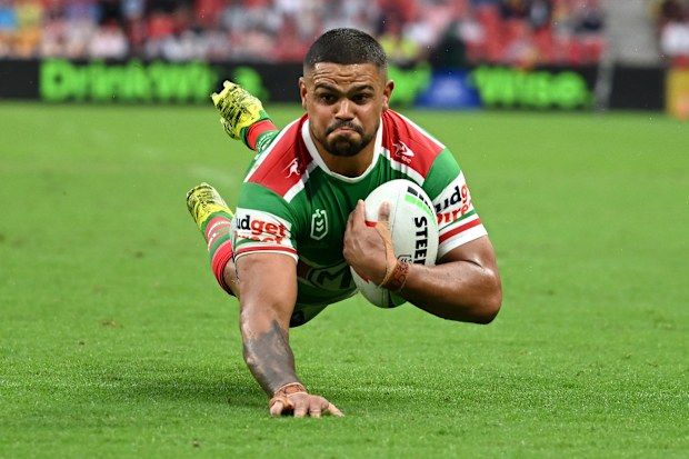 Latrell Mitchell, Dolphins'a karşı deneme atıyor.