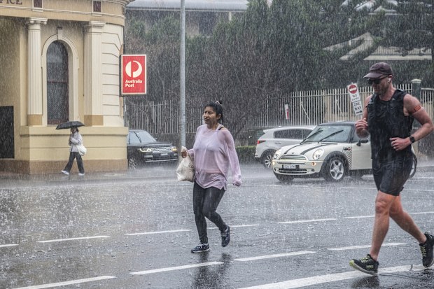 Sudden downpour catches people out in Paddington, Sydney