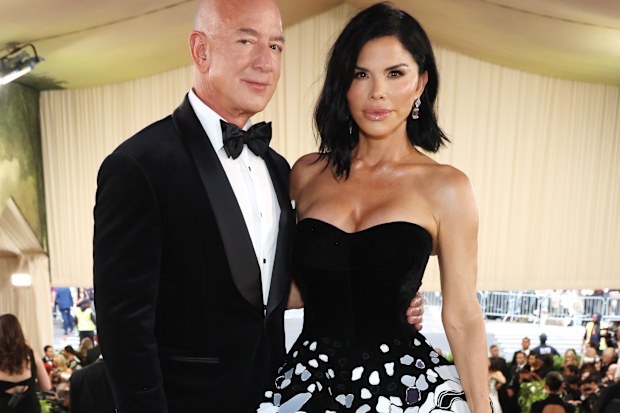 Jeff Bezos and Lauren Sanchez attend The 2024 Met Gala Celebrating "Sleeping Beauties: Reawakening Fashion" at The Metropolitan Museum of Art on May 06, 2024 in New York City.  