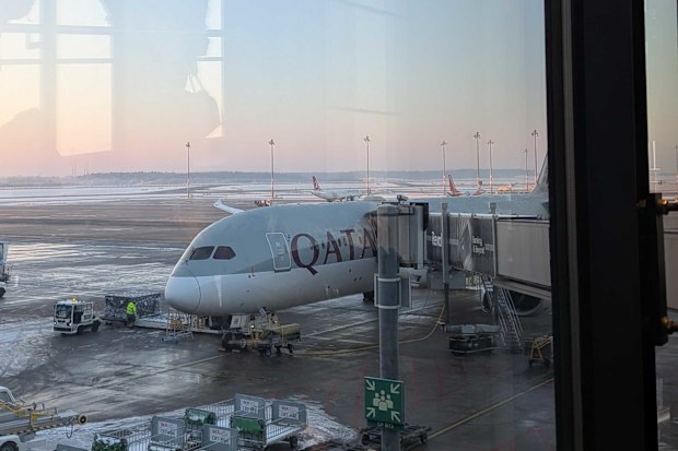 qatar airways plane berlin airport