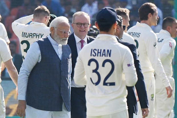 Narendra Modi, India's prime minister, left, and Anthony Albanese, Australia's prime minister, interact with players. Photographer: Prakash 