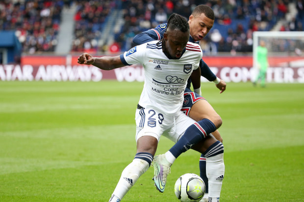 Alberth Elis of Bordeaux and Kylian Mbappe of PSG.