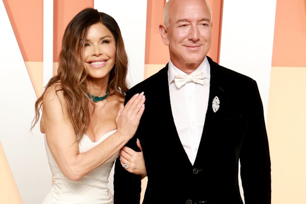 BEVERLY HILLS, CALIFORNIA - MARCH 02: (L-R) Lauren Sánchez and Jeff Bezos attend the 2025 Vanity Fair Oscar Party Hosted By Radhika Jones at Wallis Annenberg Center for the Performing Arts on March 02, 2025 in Beverly Hills, California.  (Photo by Amy Sussman/Getty Images)