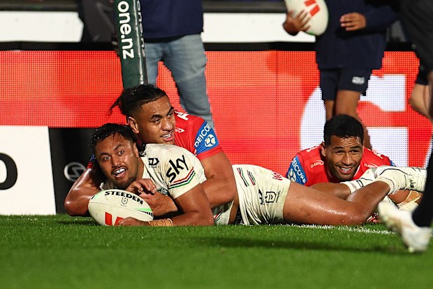 Adam Pompey of the Warriors scores a try.
