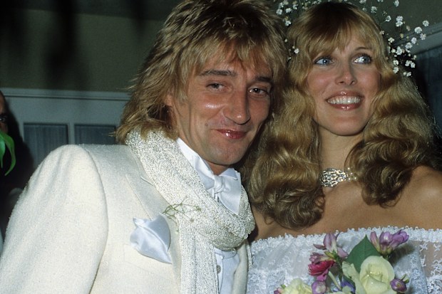  Singer Rod Stewart, wife Alana Stewart pose for a wedding portrait in 1979 in Los Angeles, California. 