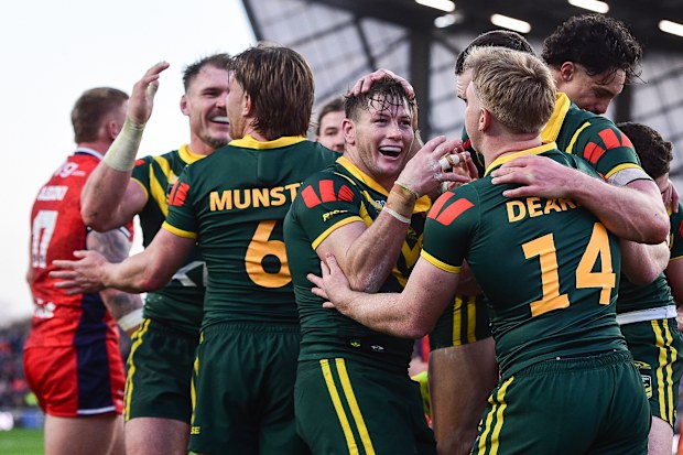 Avustralya Kanguruları Ashes serisini kutluyor.