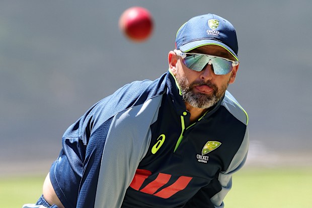 ADELAIDE, AUSTRALYA - 15 ARALIK: Nathan Lyon, Adelaide Oval'da antrenmanda.