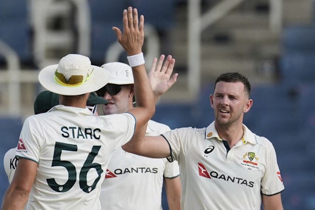 Josh Hazlewood ve Mitchell Starc.