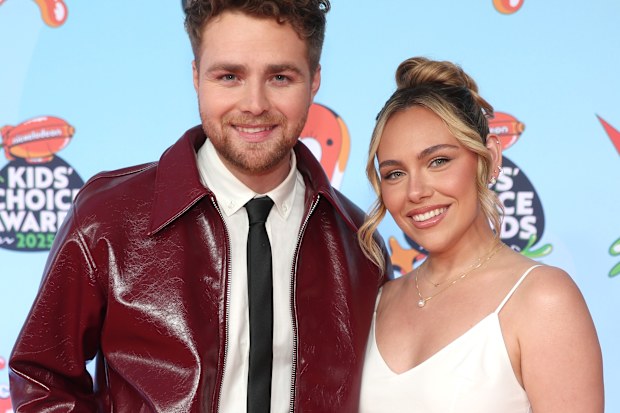 Alex Warren and wife Kouvr Annon at the Nickelodeon 2025 Kids' Choice Awards held at Barker Hangar on June 21, 2025 in Santa Monica, California. 