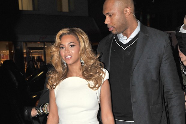 Beyonce and Jay-Z surprise wedding singer after he spotted a man named ...