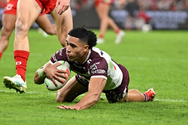 Tolutau Koula, Sea Eagles için Dolphins karşısında gol atıyor.