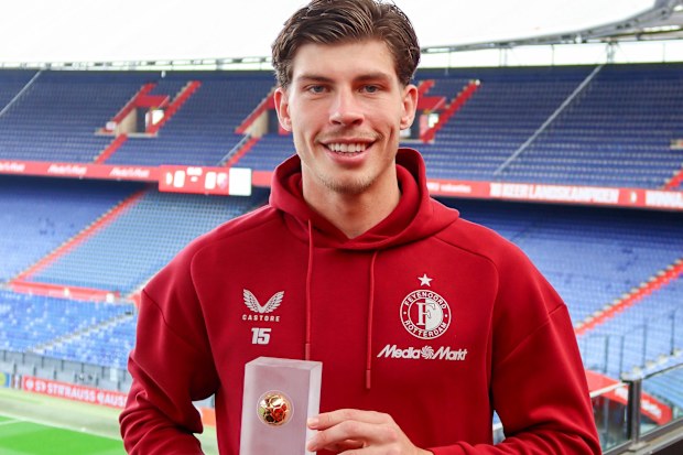 Jordan Bos with the award