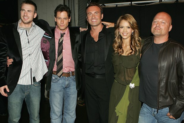 LOS ANGELES - JUNE 4:   (L-R) The cast of "Fantastic Four" Chris Evans, Ioan Gruffudd, Julian McMahon, Jessica Alba and Michael Chiklis pose backstage during the 2005 MTV Movie Awards at the Shrine Auditorium June 4, 2005 in Los Angeles, California.  The 14th annual award show will premiere on MTV Thursday, June 9 at 9:00PM (ET/PT).  (Photo By Frank Micelotta/Getty Images)