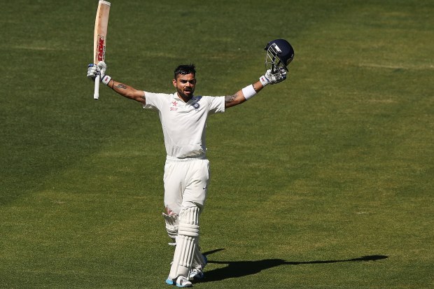 Viratas Kohli švenčia savo antrąjį įvartį iš dviejų šimtmečių per 2014 m. Adelaidės testą.