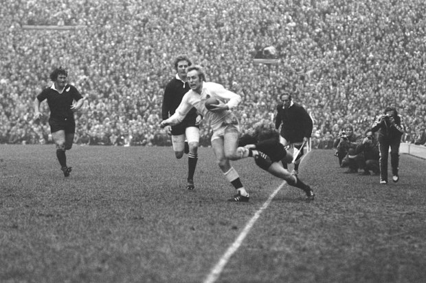 New Zealand's Grant Batty tries to tackle England's David Duckham.
