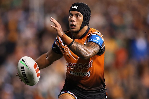 SYDNEY, AUSTRALIA - 23 DE ABRIL: Jarome Luai de los Wests Tigers encabeza el balón durante el octavo partido de la NRL entre los Wests Tigers y los Canberra Raiders en Leichhardt Oval el 23 de abril de 2026 en Sydney, Australia. (Foto de Cameron Spencer/Getty Images)
