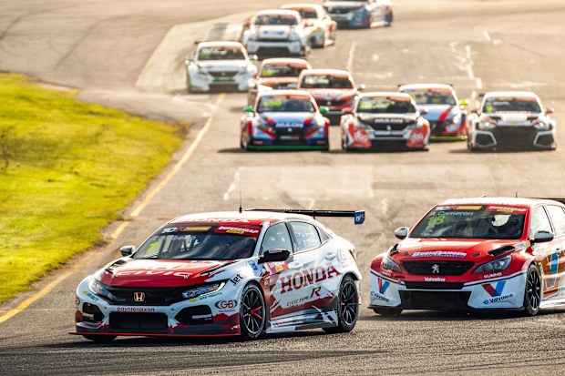 Tony D'Alberto leads Aaron Cameron through turn three at Sandown.