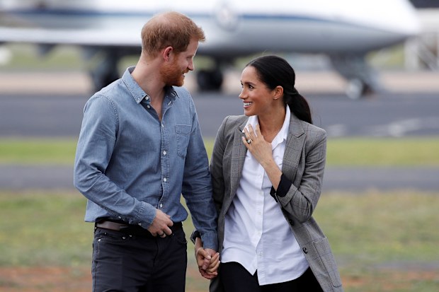 DUBBO, AUSTRALIA - OCTOBER 17:  Prince Harry, Duke of Sussex and Meghan, Duchess of Sussex arrive at Dubbo Airport on October 17, 2018 in Dubbo, Australia. The Duke and Duchess of Sussex are on their official 16-day Autumn tour visiting cities in Australia, Fiji, Tonga and New Zealand.  (Photo by Phil Noble - Pool/Getty Images)