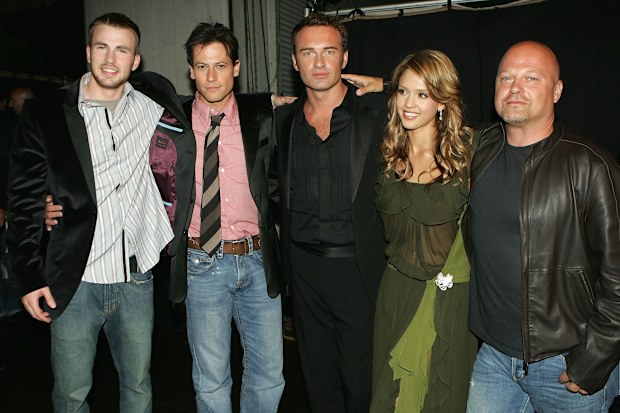 LOS ANGELES - JUNE 4:   (L-R) The cast of "Fantastic Four" Chris Evans, Ioan Gruffudd, Julian McMahon, Jessica Alba and Michael Chiklis pose backstage during the 2005 MTV Movie Awards at the Shrine Auditorium June 4, 2005 in Los Angeles, California.  The 14th annual award show will premiere on MTV Thursday, June 9 at 9:00PM (ET/PT).  (Photo By Frank Micelotta/Getty Images)