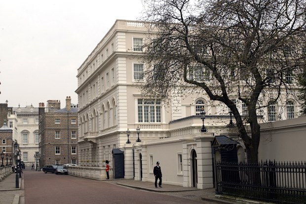 LONDON, UNITED KINGDOM - APRIL 02:  A Guardsman And Policeman Outside Clarence House.  (Photo by Tim Graham Photo Library via Getty Images)