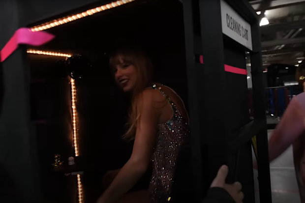 Taylor Swift in the cleaning cart