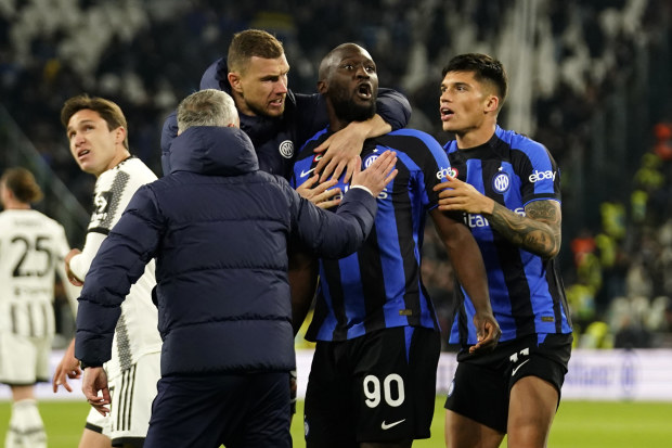 TURIN, ITALY - APRIL 04: (C) Romelu Lukaku of FC Internazionale celebrates his first goal on penalty with his teammates during the match of Coppa Italia Semi Final between Juventus FC and FC Internazionale at Allianz Stadium on April 04, 2023 in Turin, Italy. (Photo by Pier Marco Tacca/Getty Images)