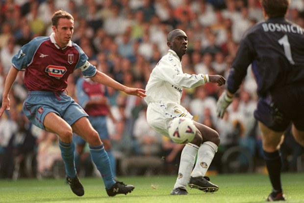 Aston Villa's Gareth Southgate (links) dribbelt de bal terug naar doelman Mark Bosnich.