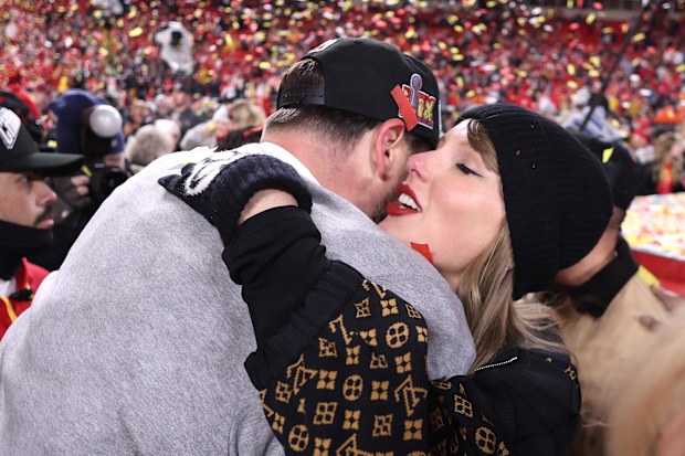 Taylor Swift celebrates with Travis Kelce 