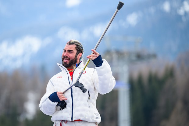 Patrick Halgren gümüş madalya töreninde kutlama yapıyor