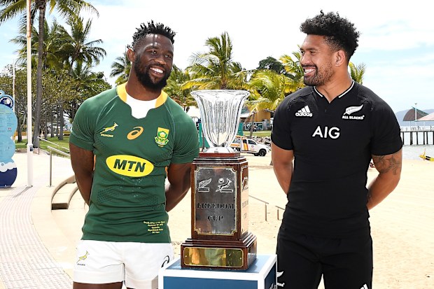 Siya Kolisi and Ardie Savea in Townsville.