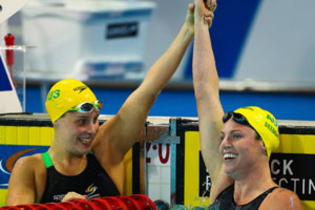 Emily Seebohm (R) celebrates her 100m backstroke victory. (Getty)