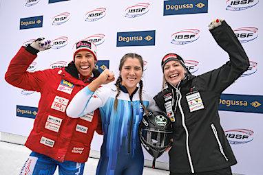 Bree Walker (centre)