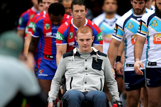 Knights kaptanı Kurt Gidley, 2014'te Alex McKinnon'u Hunter Stadyumu'na çıkarıyor.