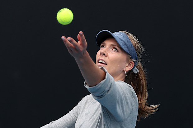 Katie Boulter, antrenman sırasında servis atıyor.