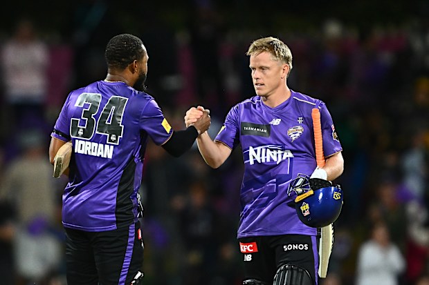 HOBART, AUSTRALYA - 16 ARALIK: Nathan Ellis ve Chris Jordan, Hobart Hurricanes'ın zaferini kutlarken. (Fotoğraf: Steve Bell/Getty Images)