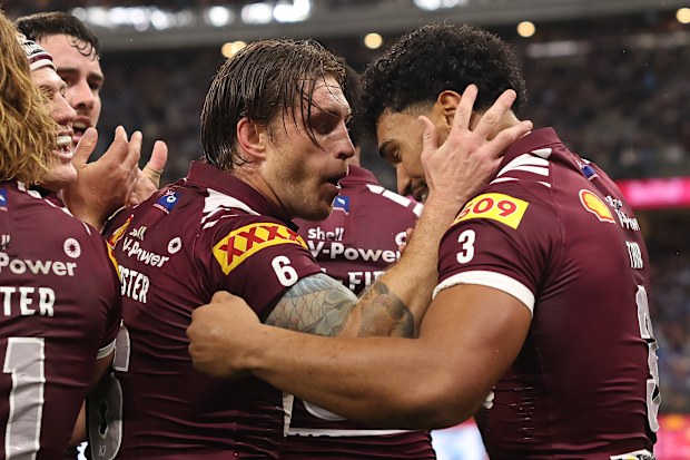 Yeni Maroons kaptanı Cameron Munster, Robert Toia ile birlikte gol sonrası kutlama yapıyor.
