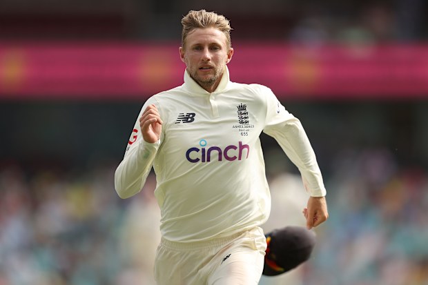 SYDNEY, AUSTRALIA - 6 DE ENERO: Joe Root de Inglaterra lanza durante el segundo día del cuarto partido de prueba de la serie Ashes entre Australia e Inglaterra en el Sydney Cricket Ground el 6 de enero de 2022 en Sydney, Australia. (Foto de Mark Kolbe/Getty Images)