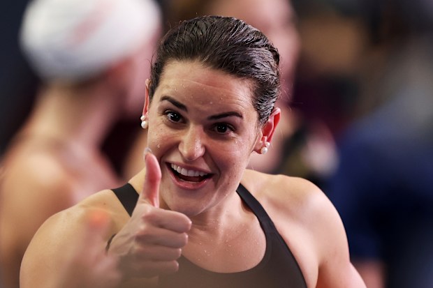 Kaylee McKeown, 100 metre sırtüstü yarışında altın madalya kazandıktan sonra kutlama yapıyor.