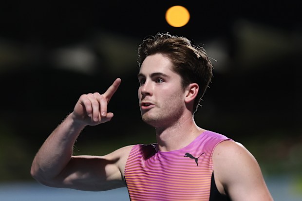 Rohan Browning celebra la finale maschile di 100 metri al campionato di atletica australiana del 2025 a Perth.