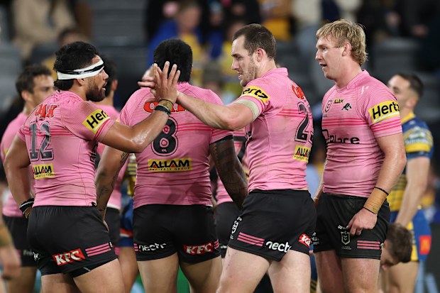 Isaiah Papalii ve Isaah Yeo, Panthers zaferini kutlarken.
