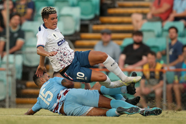 Matheus Moresche of the Mariners is challenged by Themba Muata-Marlow of Leichhardt FC.