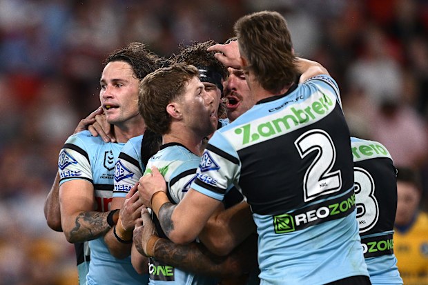 Sharks oyuncuları, 2025 NRL maçında bir deneme kutlaması yapıyor.