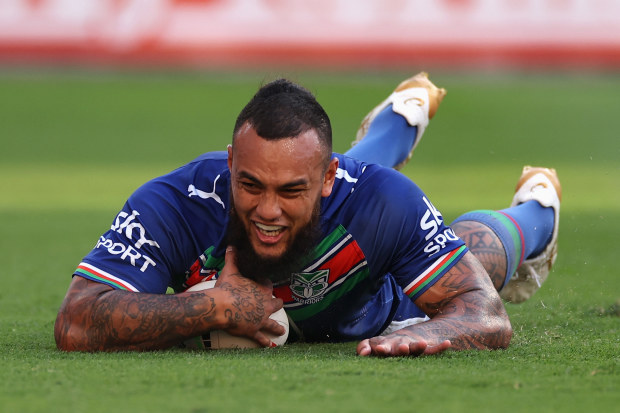 Addin Fonua-Blake of the Warriors scores a try during the round 10 NRL match between the New Zealand Warriors and Penrith Panthers at Suncorp Stadium on May 06, 2023 in Brisbane, Australia. (Photo by Cameron Spencer/Getty Images)