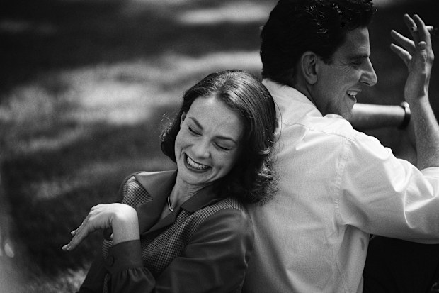This image released by Netflix shows Carey Mulligan as Felicia Montealegre, left, and Bradley Cooper as Leonard Bernstein in a scene from "Maestro."