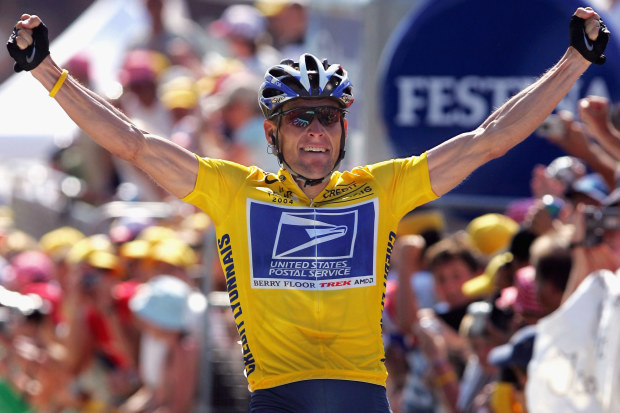 Lance Armstrong viert de Tour de France 2004 op een podium.