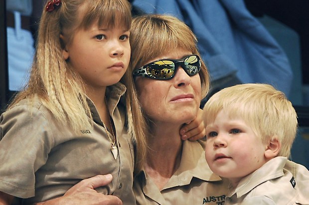 BEERWAH, AUSTRALIA - SEPTEMBER 20:  Terri Irwin (C), wife of Australian environmentalist and television personality Steve Irwin holds her daughter Bindi (L) and son Bob as they attend a memorial service for her husband at Australia Zoo September 20, 2006 in Beerwah, Australia. Steve Irwin, known as the crocodile hunter, died after being stung through the heart by a stingray whilst diving off Port Douglas in the north of the Australian state of Queensland.        (Photo by Dave Hunt/Pool/Getty Im
