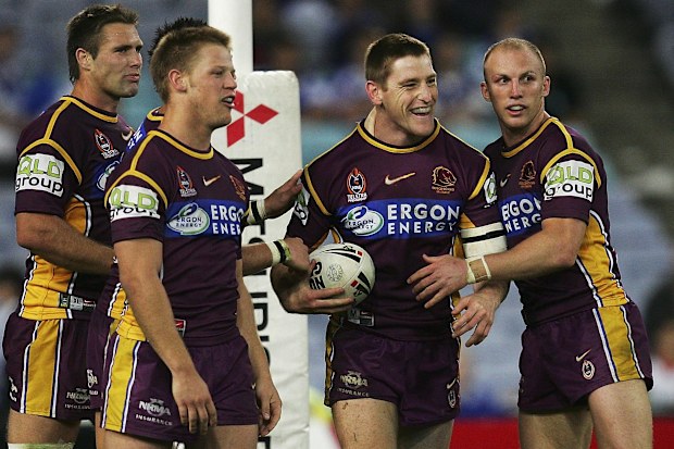 SYDNEY, AUSTRALIA - 18 DE AGOSTO: Brent Tate de los Broncos celebra su intento con sus compañeros durante el Juego 24 de la NRL entre los Bulldogs y los Broncos de Brisbane en el estadio Telstra el 18 de agosto de 2006 en Sydney, Australia. (Foto de Cameron Spencer/Getty Images)