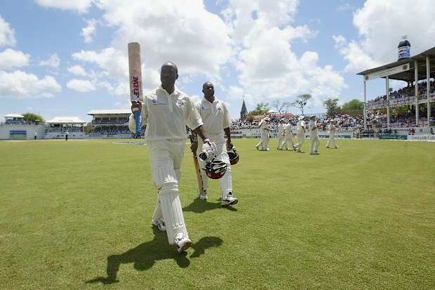 Brian Lara começou sua jornada depois de não contra a Inglaterra em Antígua no dia 21, que continua sendo a pontuação mais alta da história do exame.