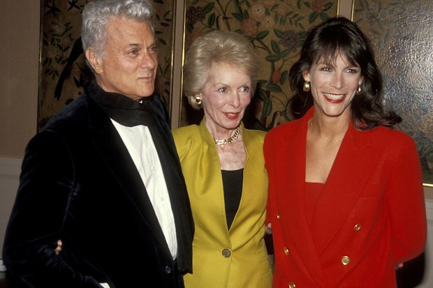 Actor Tony Curtis, actress Janet Leigh and actress Jamie Lee Curtis attend the American Women in Radio & Television - Southern California Chapter's 36th Annual Genii Awards on May 30, 1991